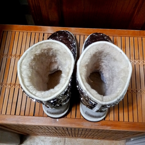 💛👢UGG Authentic Gold & Silver Sequined Boots With Cozy Fur Inside Size 8 - Picture 5 of 6